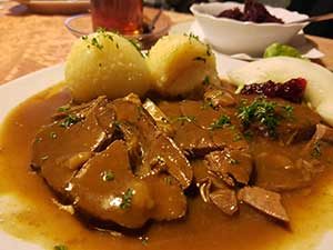 Wildschweinbraten im Gasthaus BilsteinRestaurant bei Ferienhaus Naturliebe in Laubach Gonterskirchen bei Schotten im Vogelsberg, Hessen, Deutschland