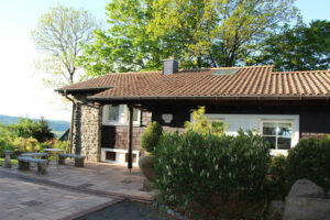 Ferienhaus Vogelsbergblick Ferienhaus Vogelsbergblick in Schotten Betzenrod, Hessen. Exklusives Landhaus mit einem unvergesslichen Fernblick mitten in der Natur am schönsten Hang des Vogelsbergs in Hessen, angrenzend an Felder und Wiesen. Ideal für Urlaub mit Hund & Wandern.