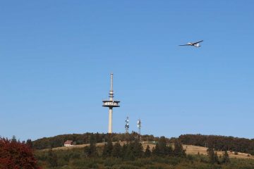 Blick auf Hoherodskopf mit Gleitflugzeug