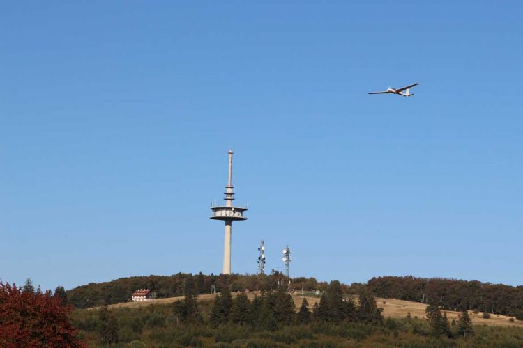 Blick auf Hoherodskopf mit Gleitflugzeug
