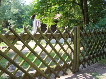 Ferienhaus eingezäunt Alleinlage Jägerzaun zur Straße am Wald