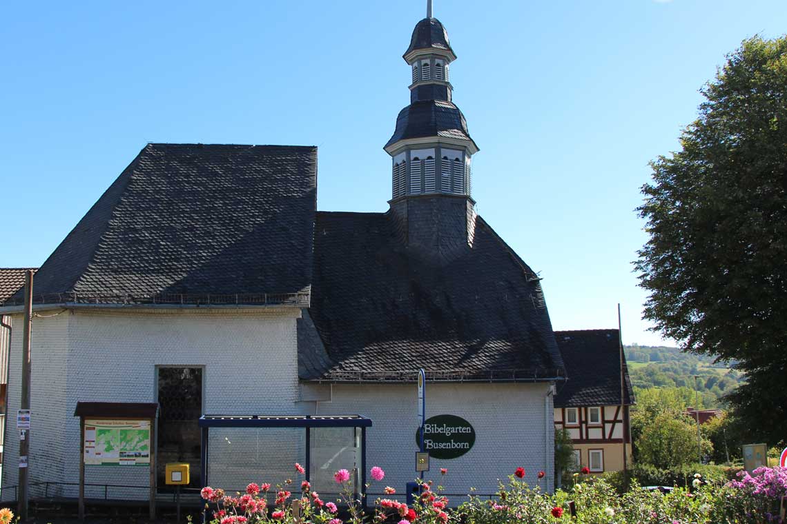 Kirche mit Bibelgarten in Betzenrod auf Gipfeltour Schotten