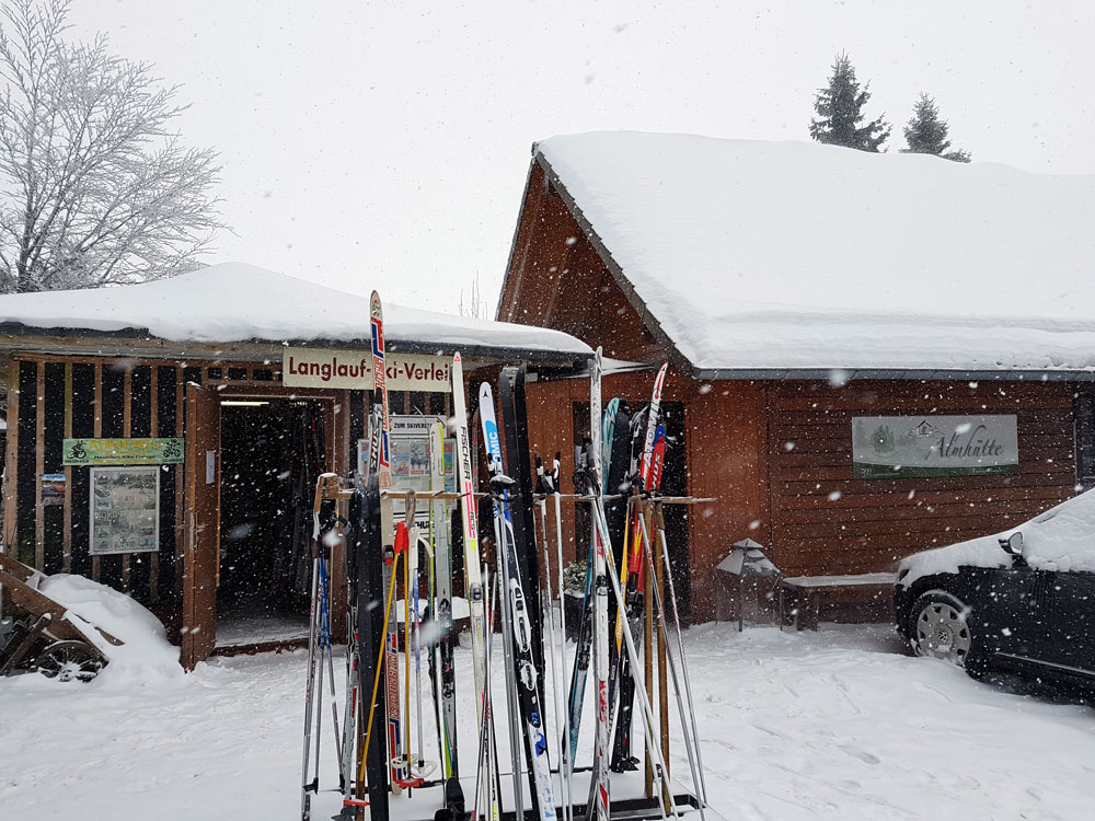 Skiverleih auf Hoherodskopf in Vogelsberg Skigebiet, Ski, Schnee, Skifahren in Vogelsberg, Hessen Deutschland