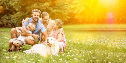 Familie ohne Sorgen im Garten von Ferienhaus Naturliebe