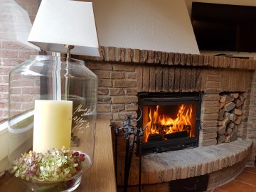 Innenkamin im Wohnzimmer vom Ferienhaus Naturliebe
