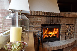 Kamin im Wohnzimmer im Ferienhaus Naturliebe in Laubach Gonterskirchen bei Schotten im Vogelsberg, Hessen, Deutschland
